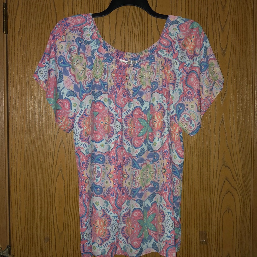 Great Summer Top. Beachy print and colors.